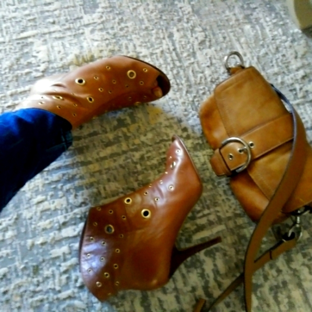 BCBG OPEN TOE. RIVETS LEATHER ANKLE BOOTIES